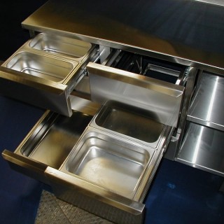 rustfritt-staali-arbeidsbenk-storkjokken-rustfri-servant-rustfri-spesialkonstruksjon-kjokkenbenk-rustfritt-staal-syrefast-staalbenk-storkjokken